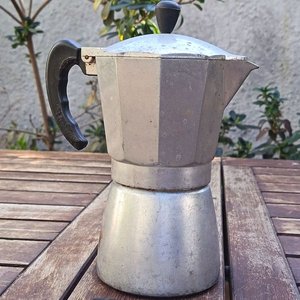Cafetera italiana tipo moka de aluminio, con cuerpo octogonal, tapa, asa y filtro interior - imagen 1