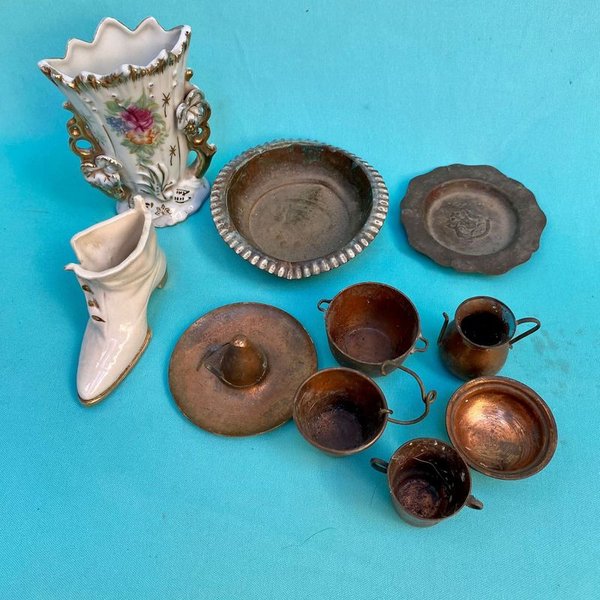 Colección de piezas de porcelana y metal, incluyendo zapatos y floreros - imagen 2