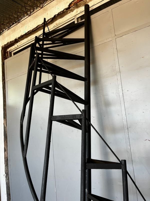 Escalera Caracol de Hierro Pintada en Negro - imagen 2