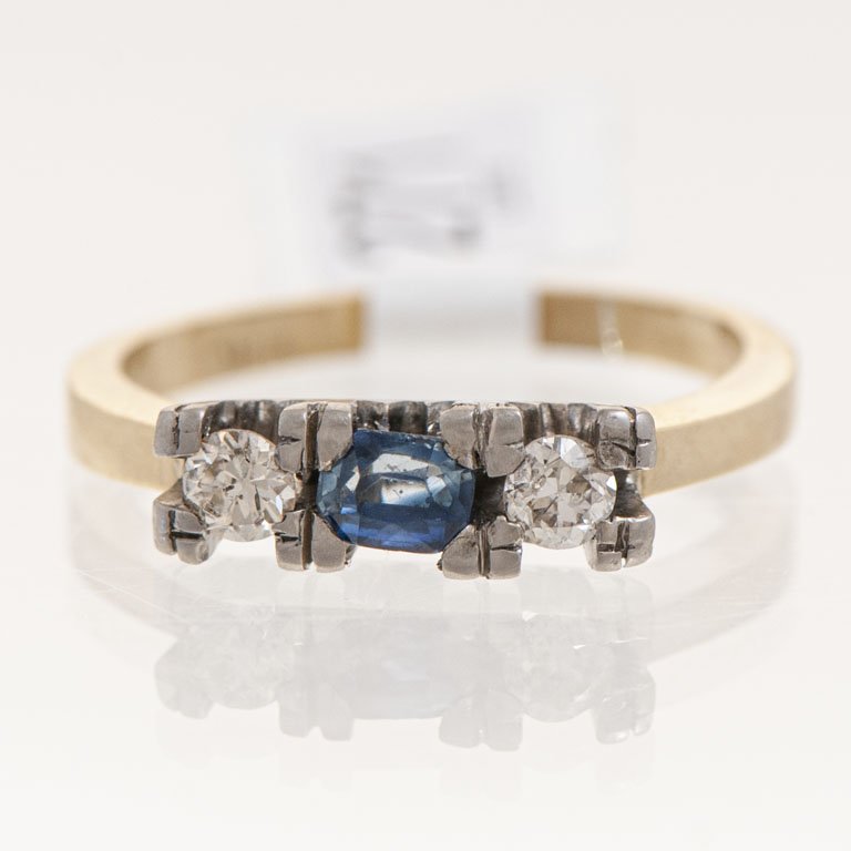 Lote siguiente: Anillo de oro con zafiro y brillantes