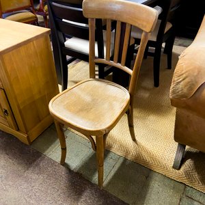 Silla de madera estilo Thonet y mesa de comedor oscura - imagen 1