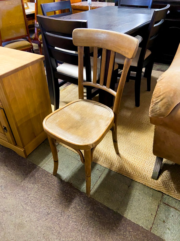 Silla de madera estilo Thonet y mesa de comedor oscura