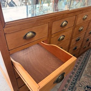 Vitrina Mostrador Antigua de Pino Restaurada con Cajones y Tiradores Metálicos - imagen 3