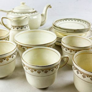 Dieciocho piezas en loza inglesa beige guarda dorada (algún detalle), tetera, lechera, tazas, platillos y platos para postre - imagen 3