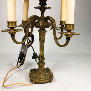 Lámpara de Mesa Antigua de Bronce Labrado con Cinco Luces y Pantallas - imagen 3