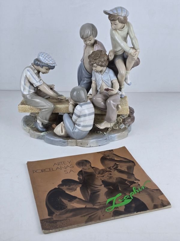 Grupo de niños jugando, tapa de catálogo Zafir S.A.