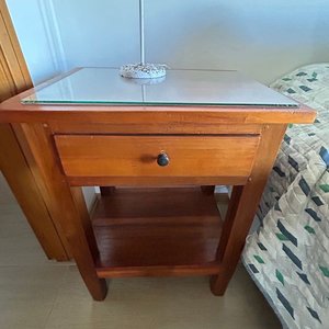 Mesa de Luz de Pino Brasil con Cajón y Estante - imagen 3