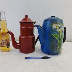 Conjunto de 2 Cafeteras Antiguas Esmaltadas: Azul con Calas y Roja - imagen 2