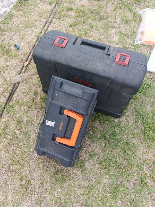 Herramientas de trabajo en caja con accesorios
