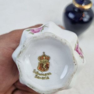 Conjunto Decorativo Porcelana Schmidt y Schumann Bavaria: 2 Jarrones Mini y Pieza con Tapa - imagen 4