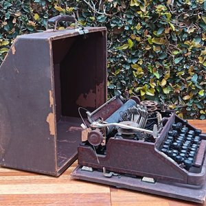 Máquina de Escribir Antigua Alemana con Maletín Original - imagen 7