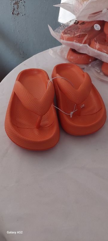 Lote siguiente: Zapatos de verano para hombre