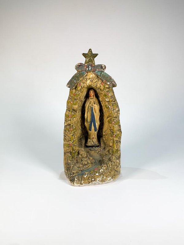 Gruta con Virgen de Lourdes en Yeso