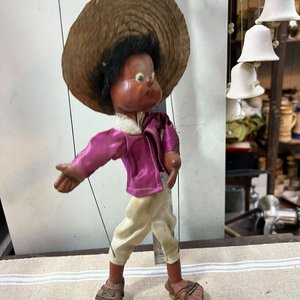 Marioneta Antigua Articulada con Sombrero de Fibra y Chaqueta Rosa - imagen 2