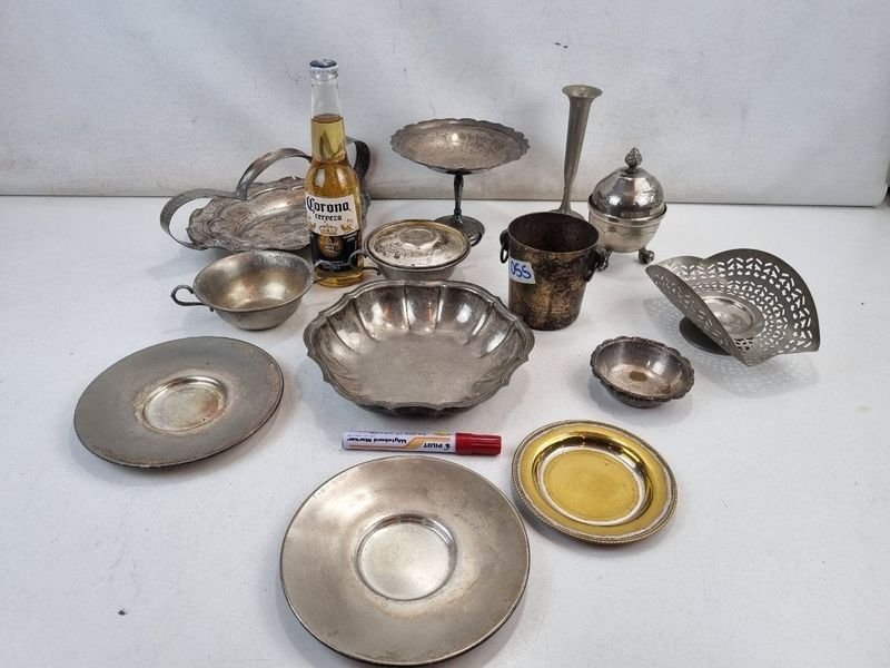 Lote de 13 Piezas de Bazar Plateadas y Doradas con Inscripción KINGSTONE