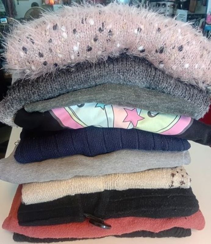 Lote anterior: Lote de pretemporada con buzos y sacos en hilo, lana y polar