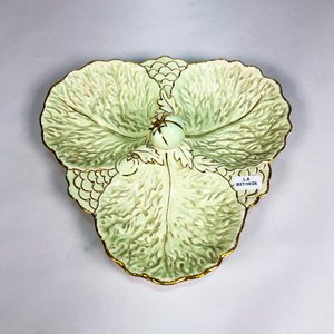 Lote siguiente: Centro de Porcelana Inglesa Verde con Asa Central - 27 cm