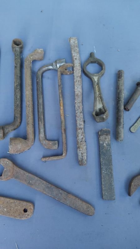 Colección de llaves y herramientas antiguas - imagen 2