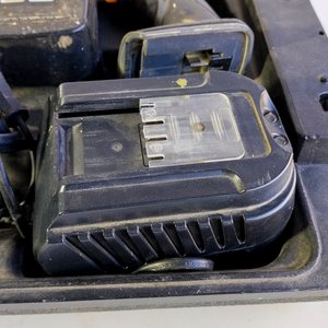 Atornillador a Batería con Cargador y Valija Negra - imagen 4