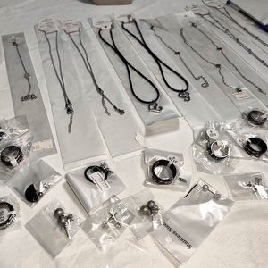 Lote de 50 Piezas de Joyería Nueva en Acero Quirúrgico: Collares, Aretes y Pulseras - imagen 3