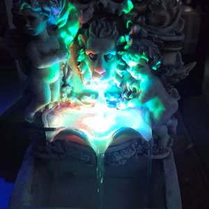 Fuente Ornamental de Sobremesa con Figuras y Luces LED - imagen 8