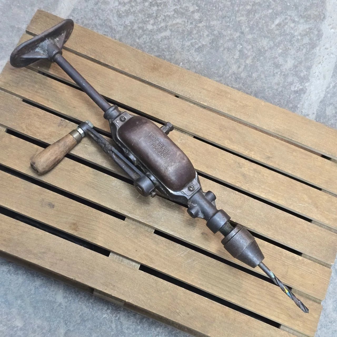 Drill de mano vintage con cuerpo metálico y mango de madera - imagen 1