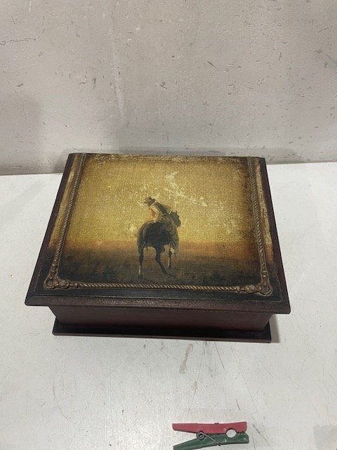 Lote anterior: Caja de madera con pintura de vaquero
