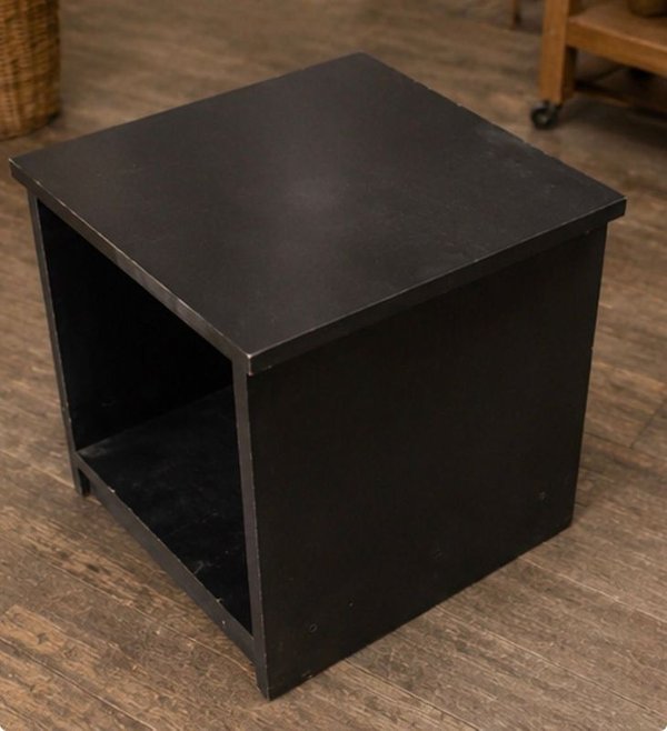 Mesa Auxiliar Negra con Estante Inferior de MDF