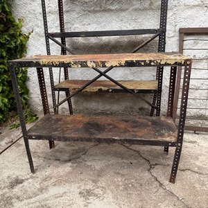 Dos Estanterías Metálicas y Reja de Alambre - imagen 2