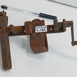 Antiguo Cargador de Cartuchos Metálico con Manivela y Óxido - imagen 5