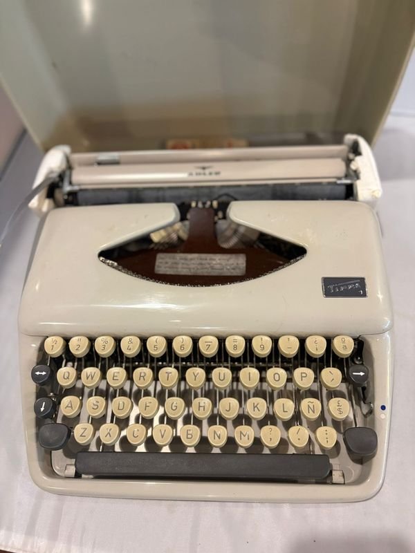 Maquina de escribir Tippa con estuche - imagen 2