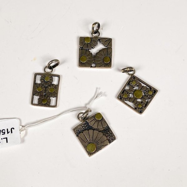 Lote de Cuatro Colgantes Metálicos con Diseño Floral
