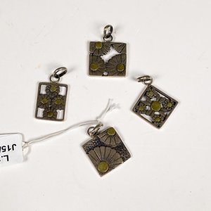 Lote anterior: Lote de Cuatro Colgantes Metálicos con Diseño Floral