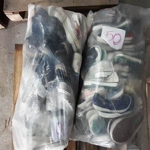 Lote siguiente: Par de Zapatillas Deportivas y Casuales