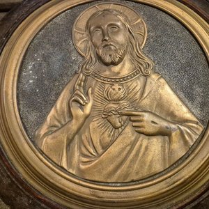 Icono Religioso Antiguo Sagrado Corazón de Jesús en Relieve con Marco Circular - imagen 3