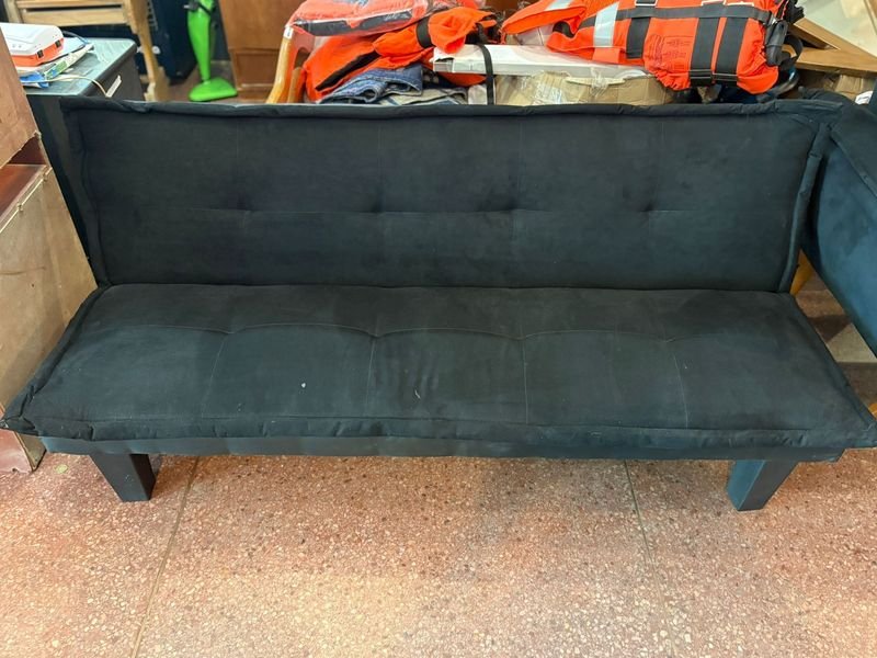 Lote siguiente: Sofá cama de cuero negro