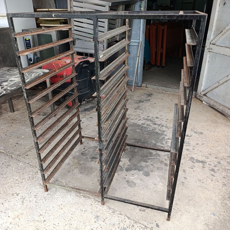 Lote siguiente: Gavillar Doble de Hierro con Capacidad para 24 Bandejas