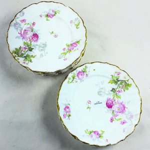 Ocho Platos Llanos Limoges Blancos con Flores Rosas y Borde Dorado - imagen 2