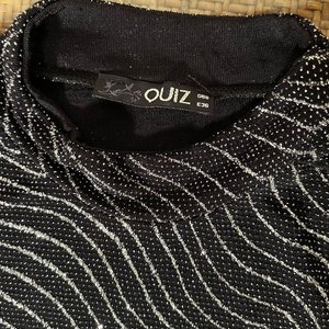 Blusa Negra con Brillos Plateados Talle S Marca Quiz - imagen 4