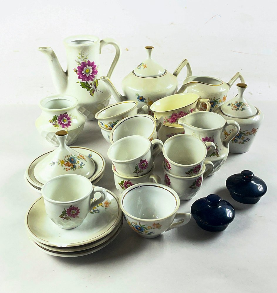 Lote (algún detalle) tazas inglesas, pocillos florales, platillos, tetera, azucarero y lechera