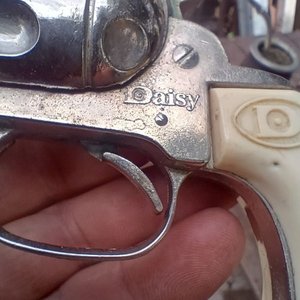 Pistolas de Juguete Estilo Vaquero Daisy con Cartuchera de Cuero - imagen 5