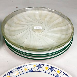 Lote de Platos de Vidrio y Porcelana con Diseños Variados - imagen 3