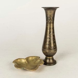 Lote siguiente: Juego de 2 Piezas de Bronce: Florero y Despojador Decorado