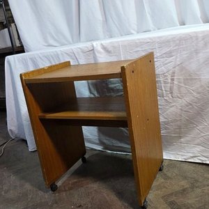 Rack de TV enchapado en madera con ruedas - imagen 3