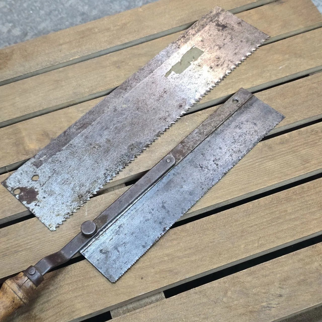 Serruchos de costilla con hojas, maquinaria vieja - imagen 2