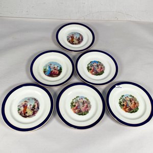 Lote siguiente: Seis Platos de Porcelana Johnson Bros con Escena Galante y Guarda Azul