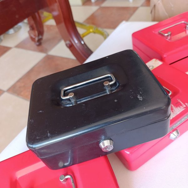 Caja de dinero metálica con asa y cerradura sin llave - imagen 5
