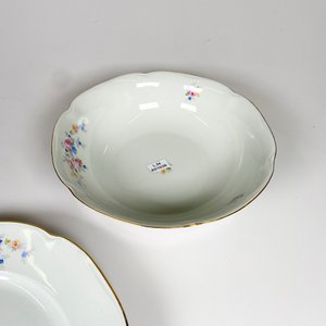 Dos Piezas de Porcelana Checa con Decoración Floral: Centro y Bandeja Redonda - imagen 5