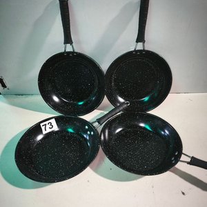 Lote siguiente: Set de 4 Sartenes Esmaltadas Negras con Puntos Blancos