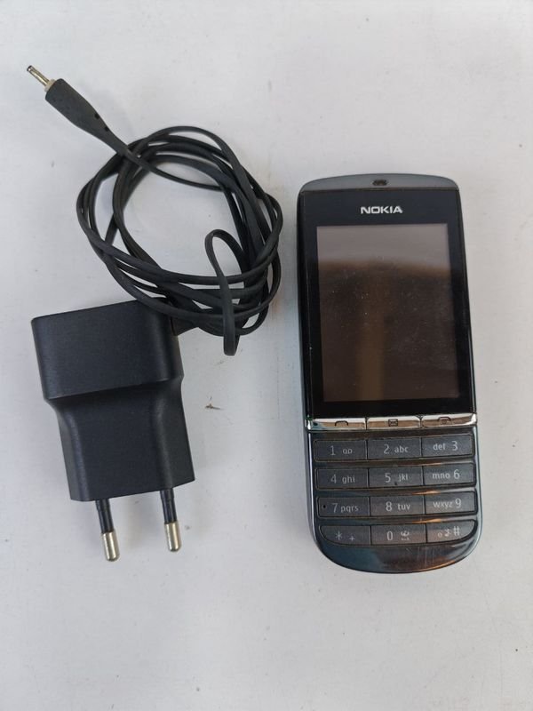 Lote siguiente: Celular Nokia 3000 en venta